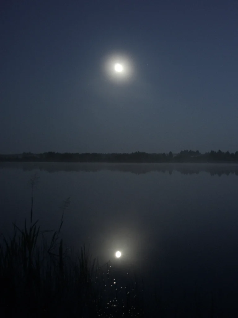 Il riflesso della Luna sull'acqua di un lago