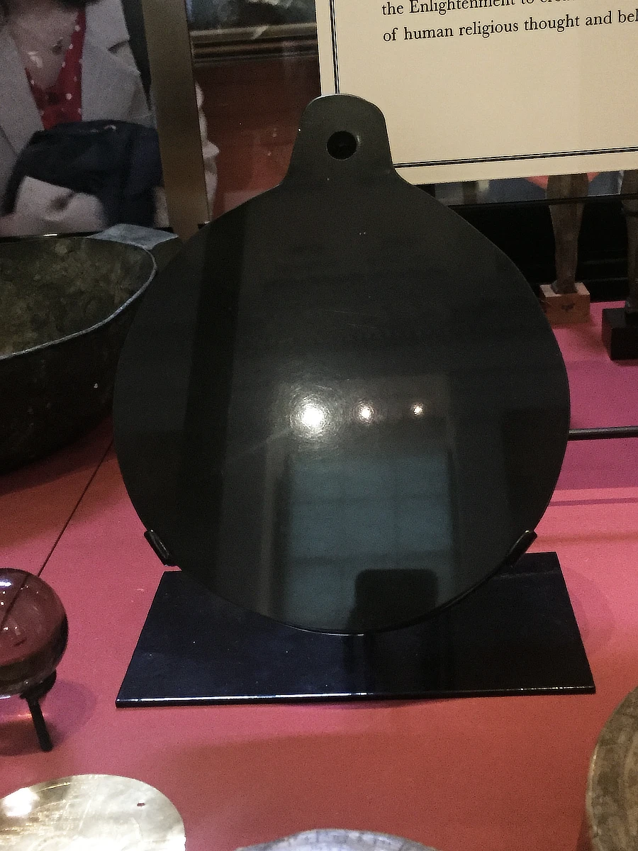 Lo specchio azteco in ossidiana nera di John Dee esposto al British Museum